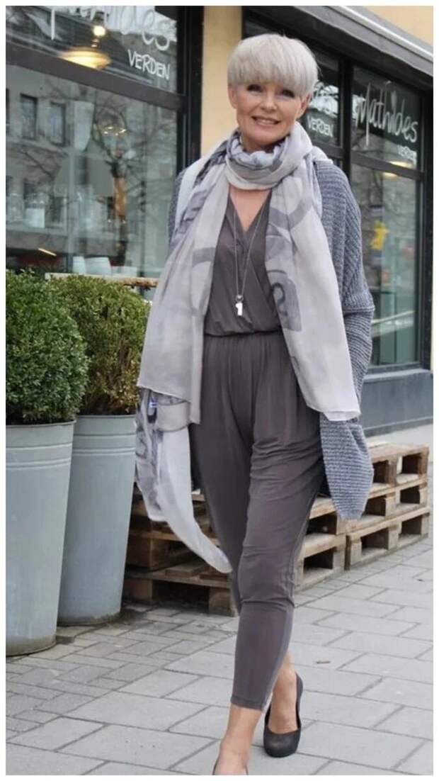 Для множества женщин Эвелина Хромченко – это, прежде всего, эксперт из передачи «Модный приговор». Передача была посвящена преображению женщин и имела довольно высокие рейтинги.-2