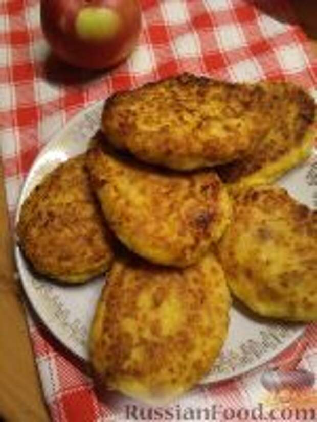 Фото к рецепту: Сырники с корицей и изюмом