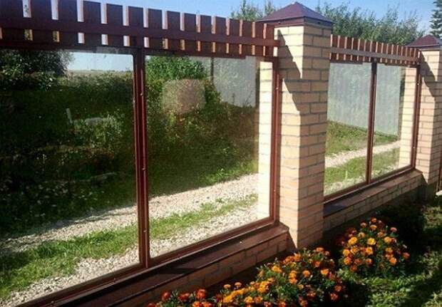 Забор с кирпичными столбами