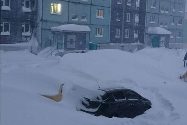 Говорят, так завалило, что техника не справляется. Фото: Новости Норильска, соцсети. 