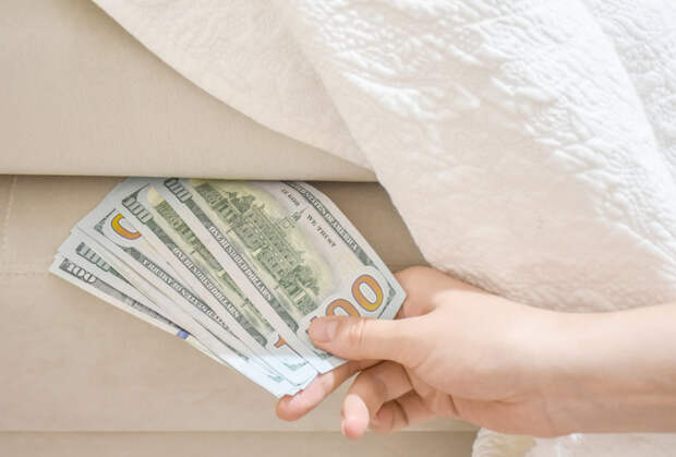 Экономист объяснил, почему не страшно держать доллары "под матрасом"