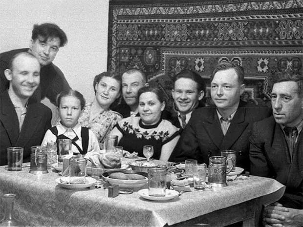 Как проходило застолье по-советски