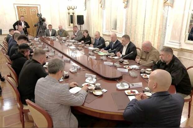 Песков: Путин высоко ценит диалог с военкорами и будет его продолжать
