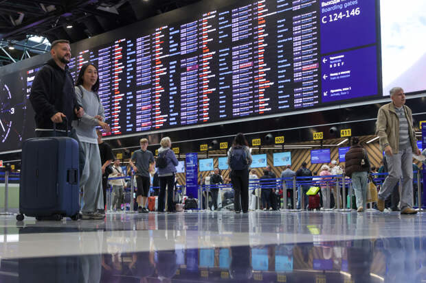 Сотни прилетевших из Египта россиян застряли в аэропорту Петербурга из-за беспилотников