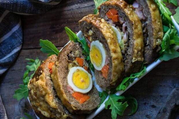 Мясной рулет с яйцами и морковью. \ Фото: pinterest.com.