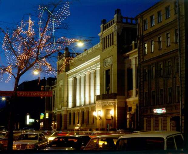 Сами театр. Театр Ленком фото. Ленком. Храм у театра Ленком.