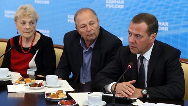 Председатель правительства РФ Дмитрий Медведев во время встречи с пенсионерами в Липецке