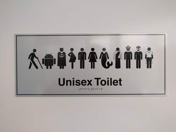 Оригинальный знак в общественном туалете.