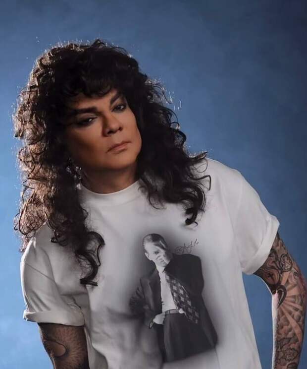 Певец Филипп Киркоров с длинными волосами снялся в рваных кожаных брюках