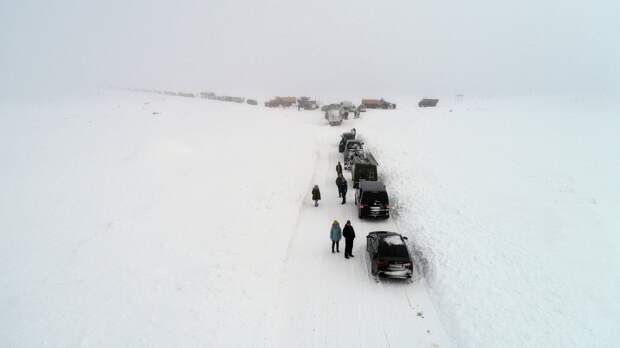 Сотни китайских туристов застряли на дороге из российского села из-за метели