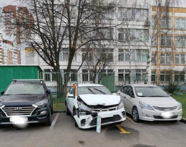 На Привольной разбитое арендованное авто припарковали на месте для  инвалидов
