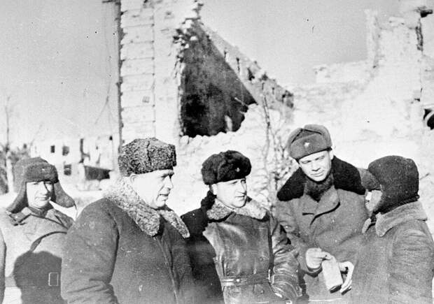 Член Военного совета Н.С. Хрущев в освобожденном Сталинграде разговаривает с советским юношей, пережившим Битву за город. 03.02.1943