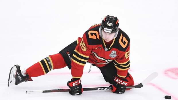 Защитник «Авангарда» Чистяков получил травму колена в матче плей-офф КХЛ с ЦСКА