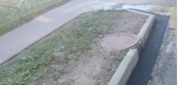 Во дворе дома на Маршала Голованова восстановили бордюры