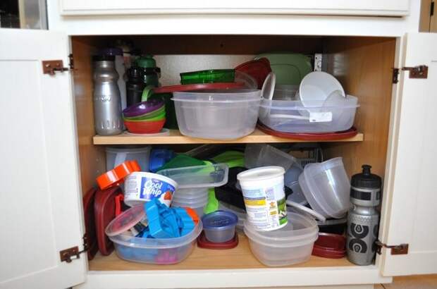 Проверьте шкафчики - в них может быть много ненужных контейнеров, посуды и девайсов. / Фото: roda.in.ua