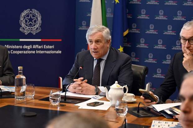 Таяни: Италия временно закрыла посольство в Тегеране, миссия будет работать из Баку