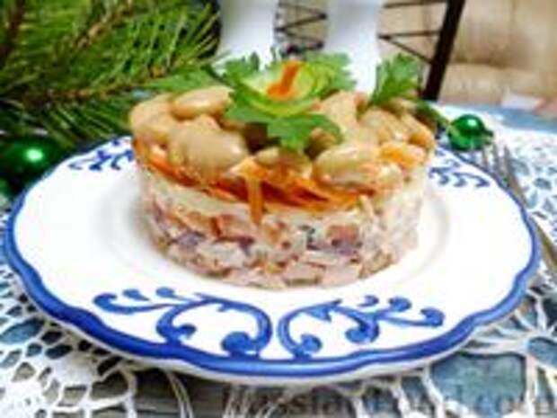 Фото к рецепту: Салат с копчёной курицей, корейской морковью и фасолью