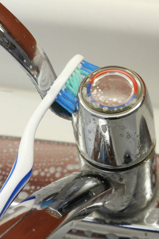 очищение поверхностей зубной щеткой