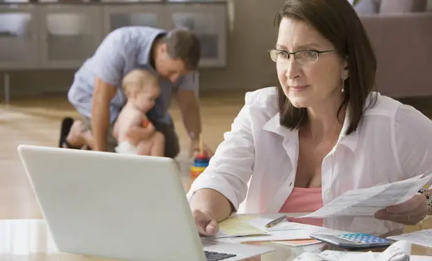 Кто в семье кормилец? Социологи провели опрос, кто получает же больше, мужья или жены