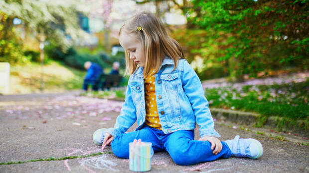 Во что поиграть с детьми на улице весной?