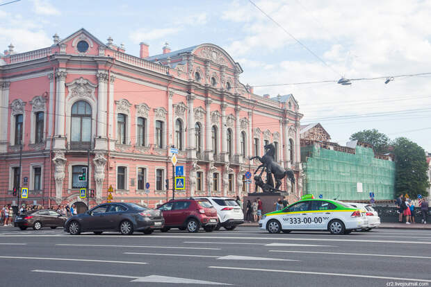 Одна из конных скульптур на Аничковом мосту. Санкт-Петербург