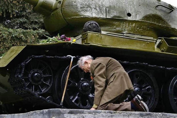 Советский ветеран стоит на коленях перед танком, в котором он прошел войну. Теперь это памятник подборка фото, хорошие фото, эмоции