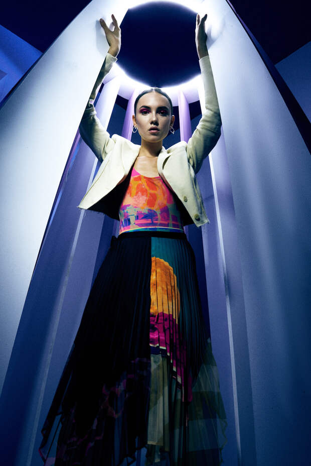 Купальник, юбка, жакет, H&M Studio; украшения, Swarovski. 