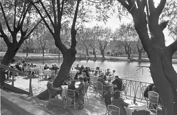 РЕДКИЕ атмосферные кадры старой Москвы 1930-50-х (ФОТО)