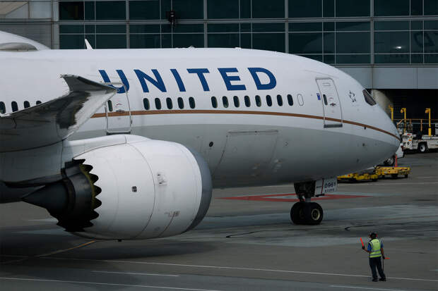 Пассажирский самолет объявили местом преступления после обнаружения следа от пули