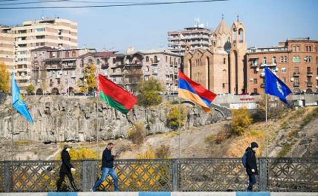 На фото: Ереван. Флаги стран-участниц Совета коллективной безопасности ОДКБ на улице города.