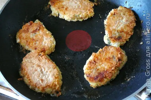 котлеты со сметаной на сковороде. котлеты с подливкой на сковороде. котлеты со сметаной на сковороде. картофельные зразы с мясным фаршем. котлеты со сметаной на сковороде.