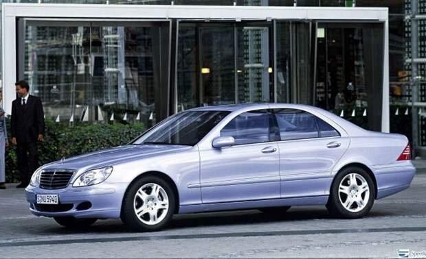 W220 – флагманская модель компании Mercedes-Benz в конце 1990-х годов. | Фото: avtorinok.ru.