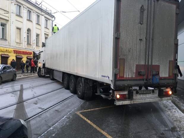 Что случилось с отцом 7 детей, который на Камазе перекрыл движение в центре Москвы
