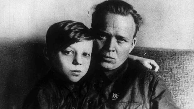 Аркадий Гайдар с сыном Тимуром. Источник: culture.ru