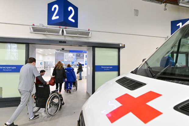 Выпавшему из окна вуза в Москве студенту оторвало часть ноги