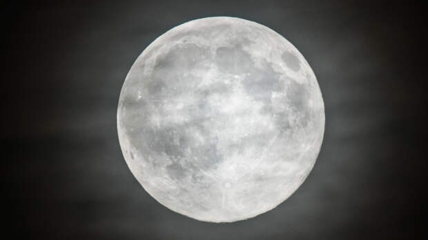 Два футбольных поля: на Луне обнаружили свежий кратер от удара массивного объекта