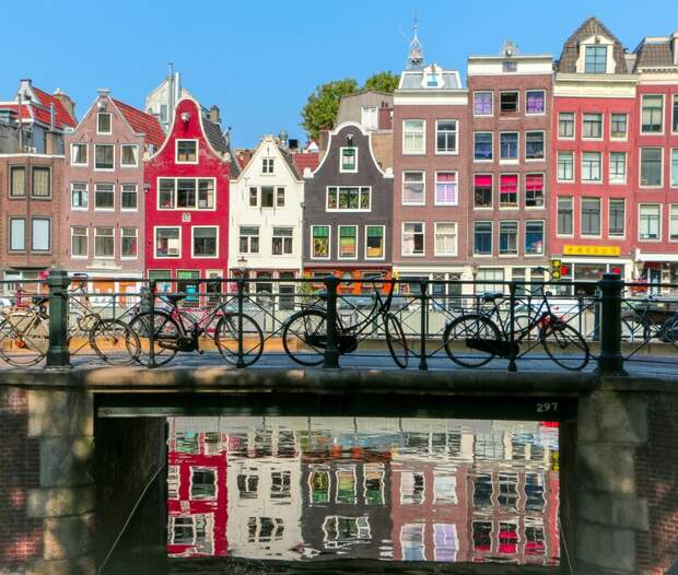 Ультрапопулярный Амстердам борется с туризмом: новые меры против круизеров и лодок