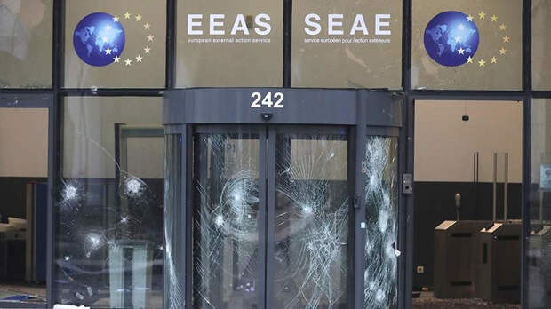 Протестующие разгромили резиденцию внешнеполитической службы ЕС