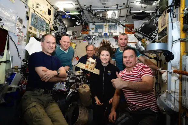 Российские космонавты приготовили пасхальный кулич на МКС