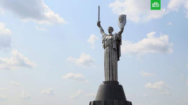 «Выглядит мужеподобно»: в Киеве скульптуре «Родина-мать» хотят сменить пол