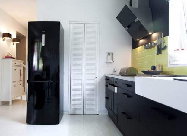 черный холодильник на черной кухне