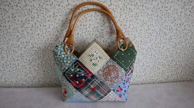 Новая сумочка, для которой не нужна выкройка и швейная машинка. Тем не менее в результате получилась вещь, которая имеет форму и особый шик