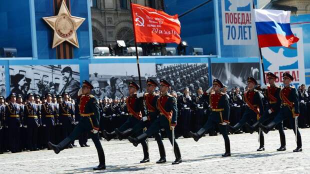 Каждый второй россиянин поддержал идею признать Знамя Победы государственным флагом России