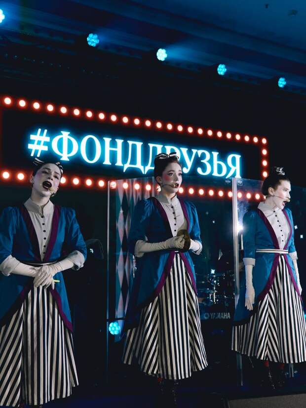 Ёлка первая: Иван Ургант, Мария Миронова и Ксения Собчак