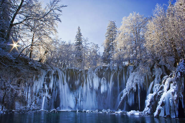 Замерзший водопад на Плитвицких озерах, Хорватия
