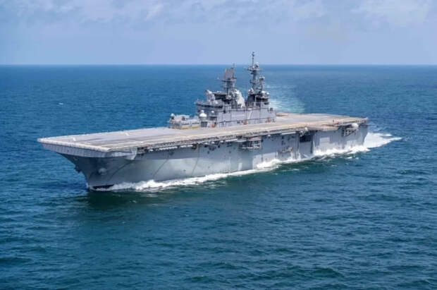 Корабль США USS Tripoli заметили у Сингапура на пути к Ближнему Востоку