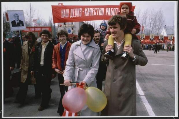 На первомайской демонстрации Всеволод Тарасевич, 1981 год, МАММ/МДФ.