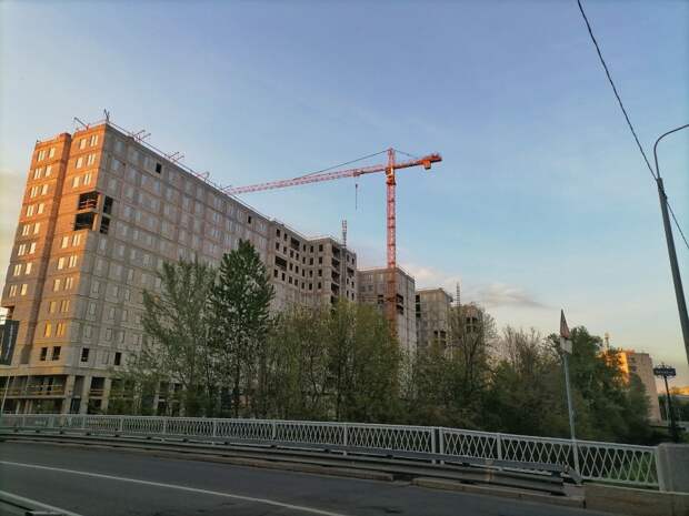 Строитель умер в башенном кране на юге Москвы