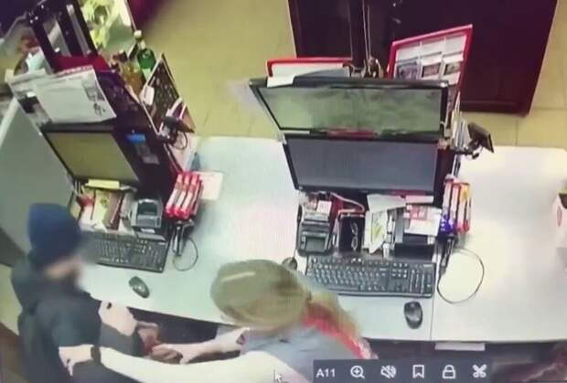 Мужчина расстроился из-за неработающей канатной дороги, напился и пошёл грабить магазин