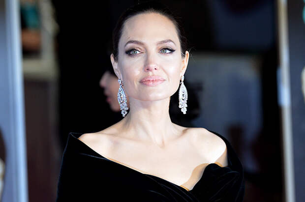 Анджелина Джоли заявила о готовности помочь украинским беженцам: "Я молюсь за жителей Украины"